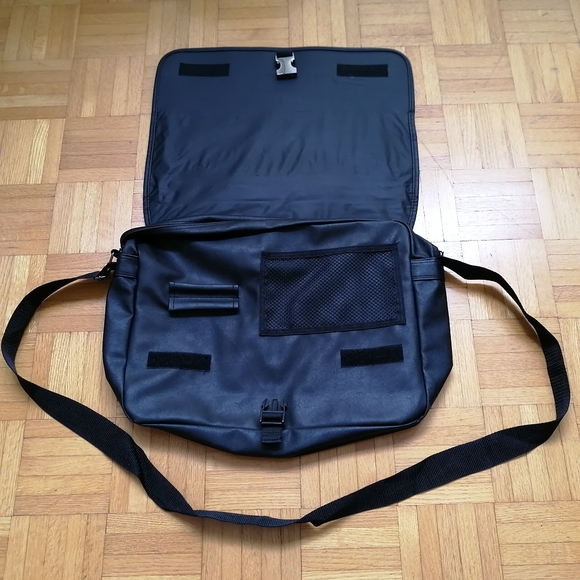 Johnnie Walker Messenger Bag - Picture 5 of 16
